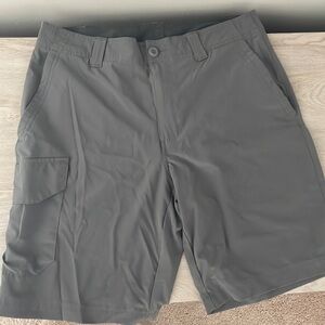 Like new Columbia cargo shorts. Quick dry fabric excellent condition